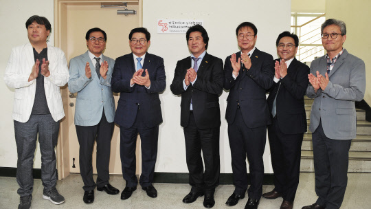 건국대학교가 지역사회와 연계해 사회적기업과 협동조합, 마을기업 등 지역 경제를 활성화하고 주민 역량 강화를 위해 '커뮤니티비즈니스센터(CB)'(센터장 김재현 교수)를 개설, 17일 교내 상허생명과학관에서 개소식을 개최했다고 밝혔다. 또 현대일렉트릭앤애너지지스시스템(대표 주영걸)과 신재생에너지 개발 및 마이크로그리드 사업추진을 위한 업무협약(MOU)를 체결했다. 이날 행사는 건국대 민상기 총장, 김기동 서울 광진구청장, 전송배 광진협동사회경제 네트워크 대표, 이은애 서울시 사회적경제지원센터장, 건국대 김재현 CB센터장, 광진구 지역주민 등이 참석했다. 건국대 제공